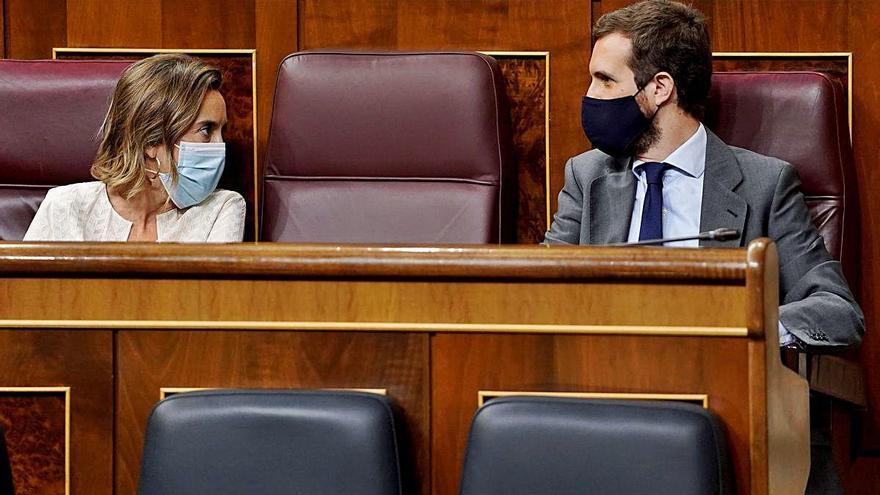 Pablo Casado i Cuca Gamarra parlen durant el darrer ple del Congrés.