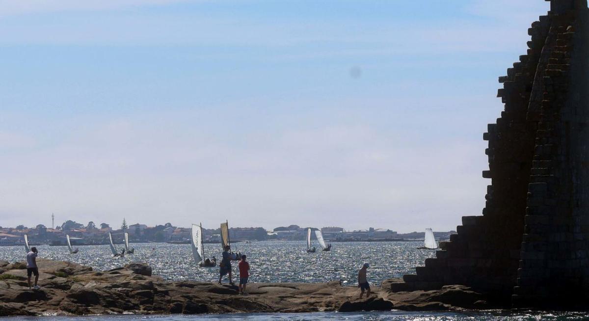 La flota de dornas navegando por las inmediaciones de la torre de San Sadurniño.   | // NOÉ PARGA