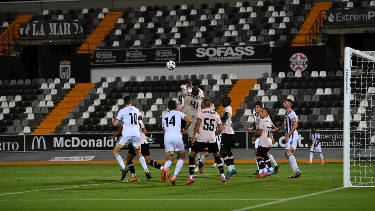 Una acción del partido entre el Oporto B y el Badajoz.