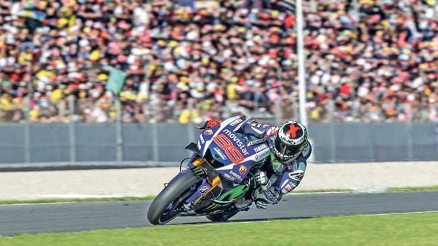 Jorge Lorenzo, ayer, negociando una de las curvas del circuito de Cheste.