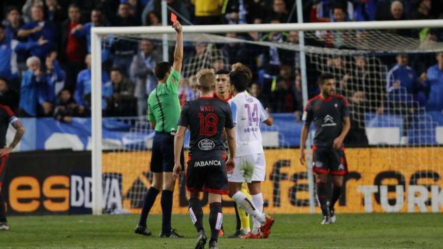 El árbitro expulsa a Rubén Blanco en el partido jugado este año en Málaga. // LOF