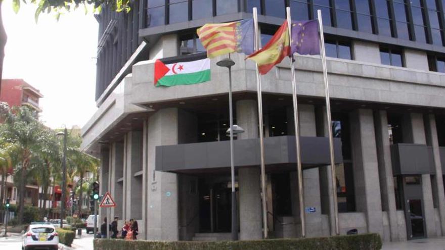 La bandera saharaui ondea en el Ayuntamiento de Torrent