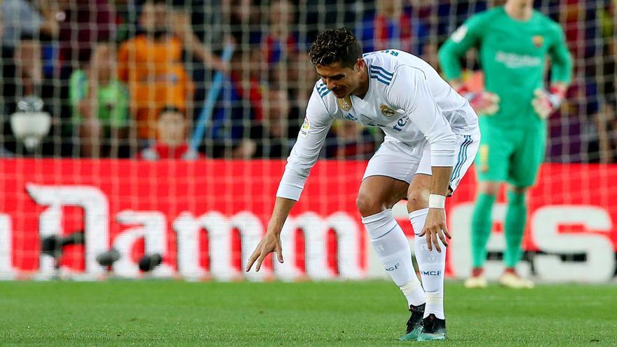Ronaldo se duele tras su lesión ante el Barça. // Reuters