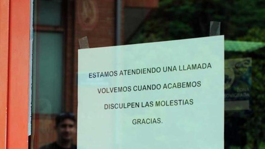 La nota colocada en la sede de la Policía Local en la tarde del pasado miércoles.