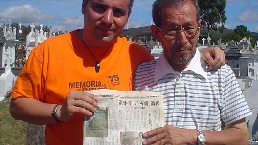 Toru Arakawa y el vicepresidente de la ARMH, con el periódico japonés que hablaba de las fosas de Franco.