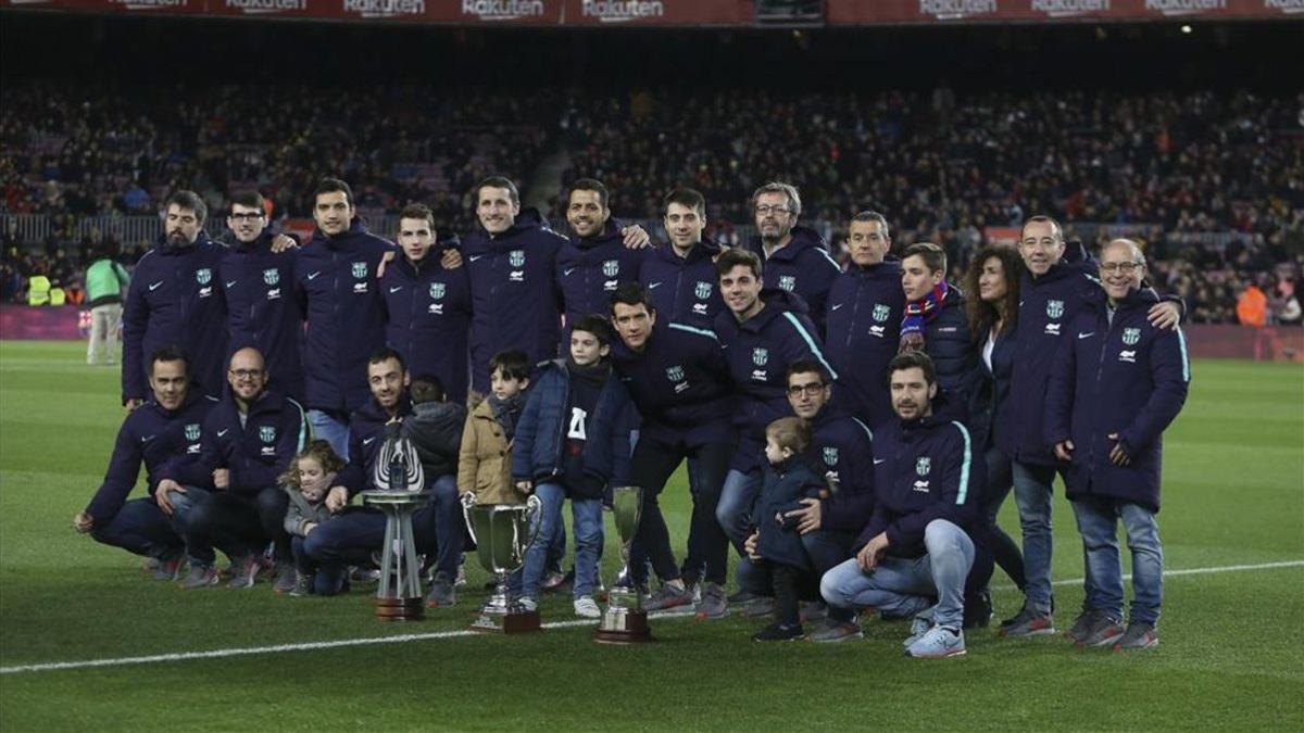 La plantilla y el staff técnico posa en el Camp Nou con sus trofeos