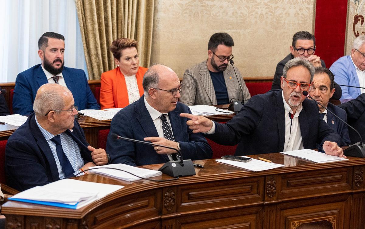 Jiménez, además de Villar, señala a González, durante su intervención