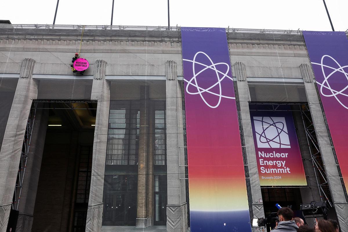 Greenpeace protesta ante la Cumbre de la Energía Nuclear en Bruselas