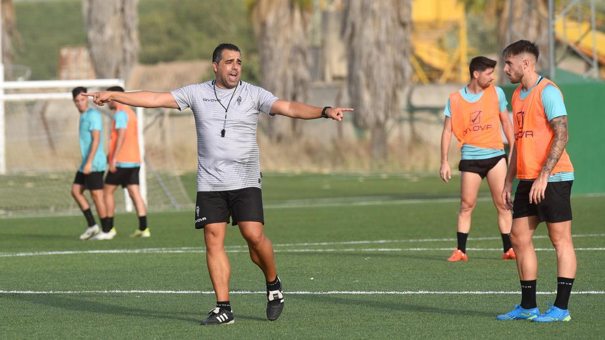 Germán Crespo dirige un entrenamiento del Córdoba CF, esta temporada.