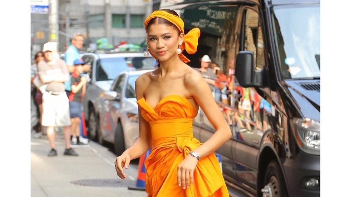 Zendaya con vestido naranja de Carolina Herrera