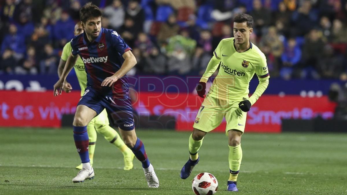 Levante 2 - FC Barcelona 1 - Sanjin Prcic va a por el balón ante Philippe Coutinho durante el partido de ida de octavos de final de Copa del Rey entre el Levante y el FC Barcelona