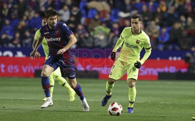 Levante 2 - FC Barcelona 1 - Sanjin Prcic va a por el balón ante Philippe Coutinho durante el partido de ida de octavos de final de Copa del Rey entre el Levante y el FC Barcelona