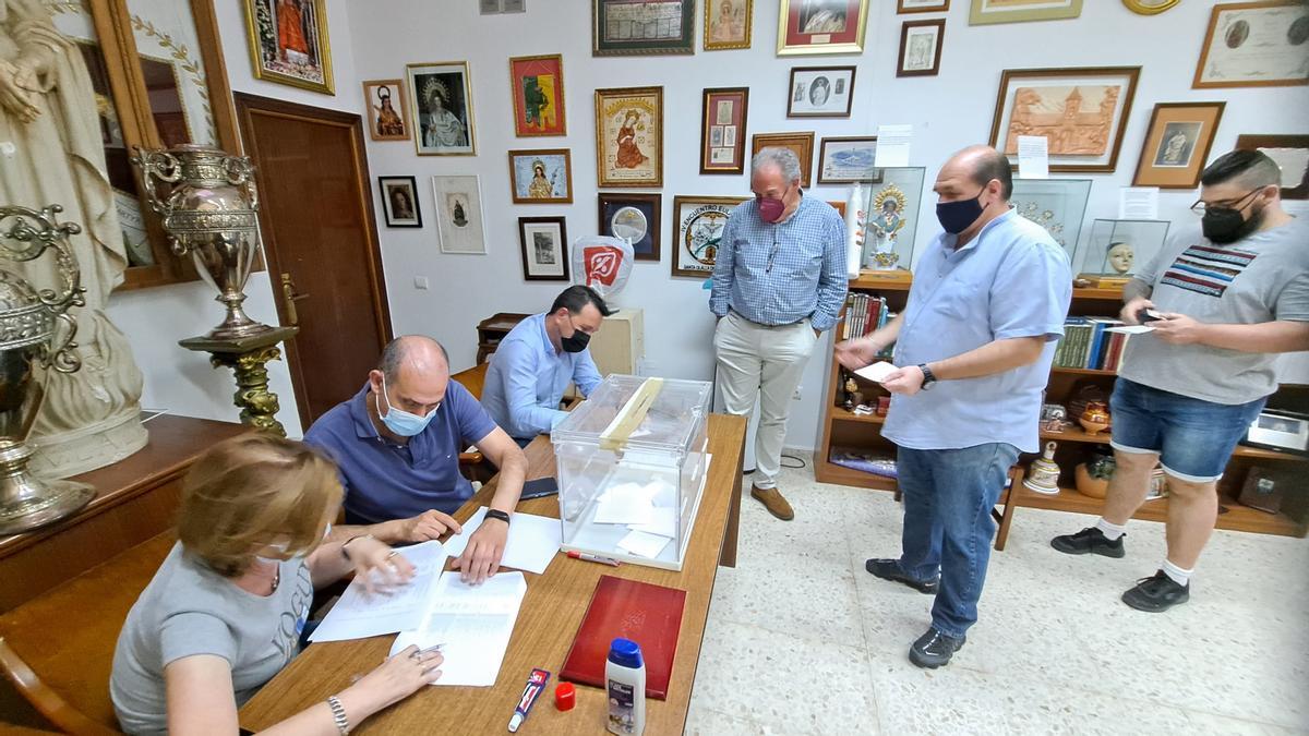 Votación durante las elecciones generales de la asociación de Santa Eulalia.