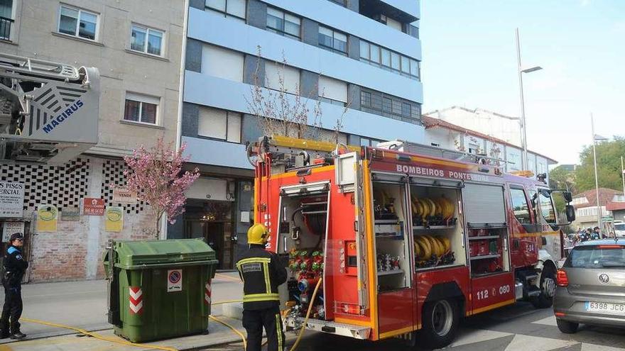 Bomberos y Policía Local en el lugar del suceso. // Rafa Vázquez