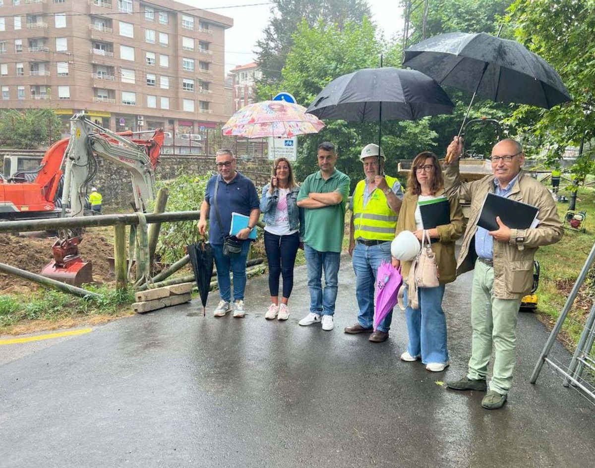 Concejales, técnicos municipales y responsables de la empresa, ayer, en la zona en que se ejecutan las obras. | A. S.