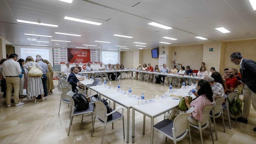 Reunión para la firma del último convenio colectivo de la hostelería balear. | B. RAMON