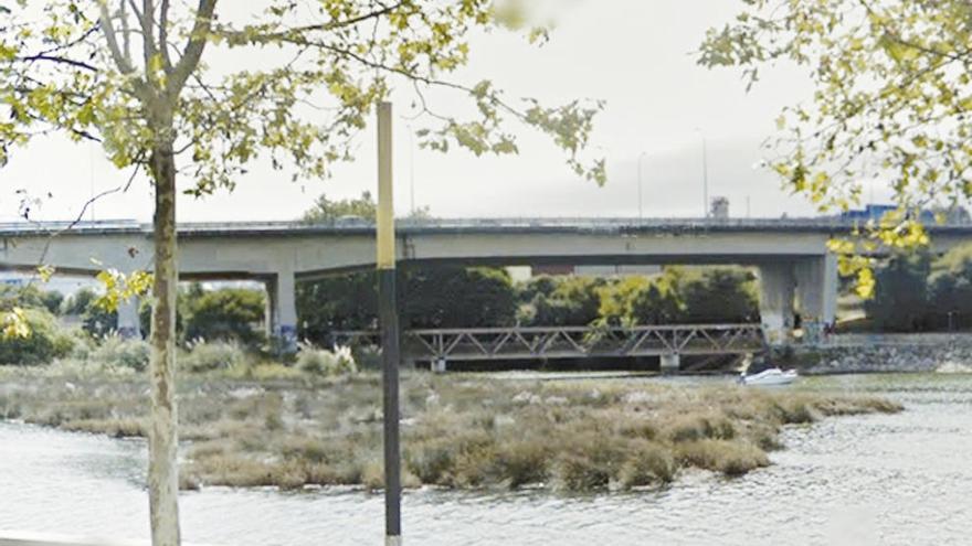 Paseo de madera bajo el puente de la autopista.