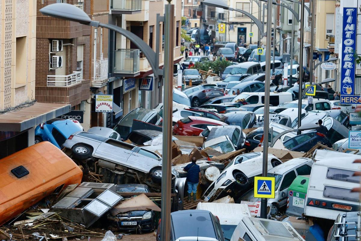 Calle de Sedaví con una riada de coches los días posteriores a la barrancada del Poyo.