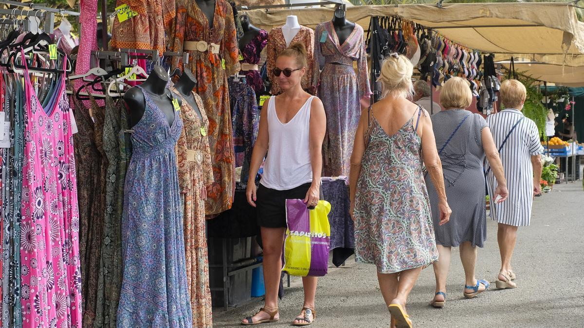 Turistas en un mercadillo del Archipiélago.