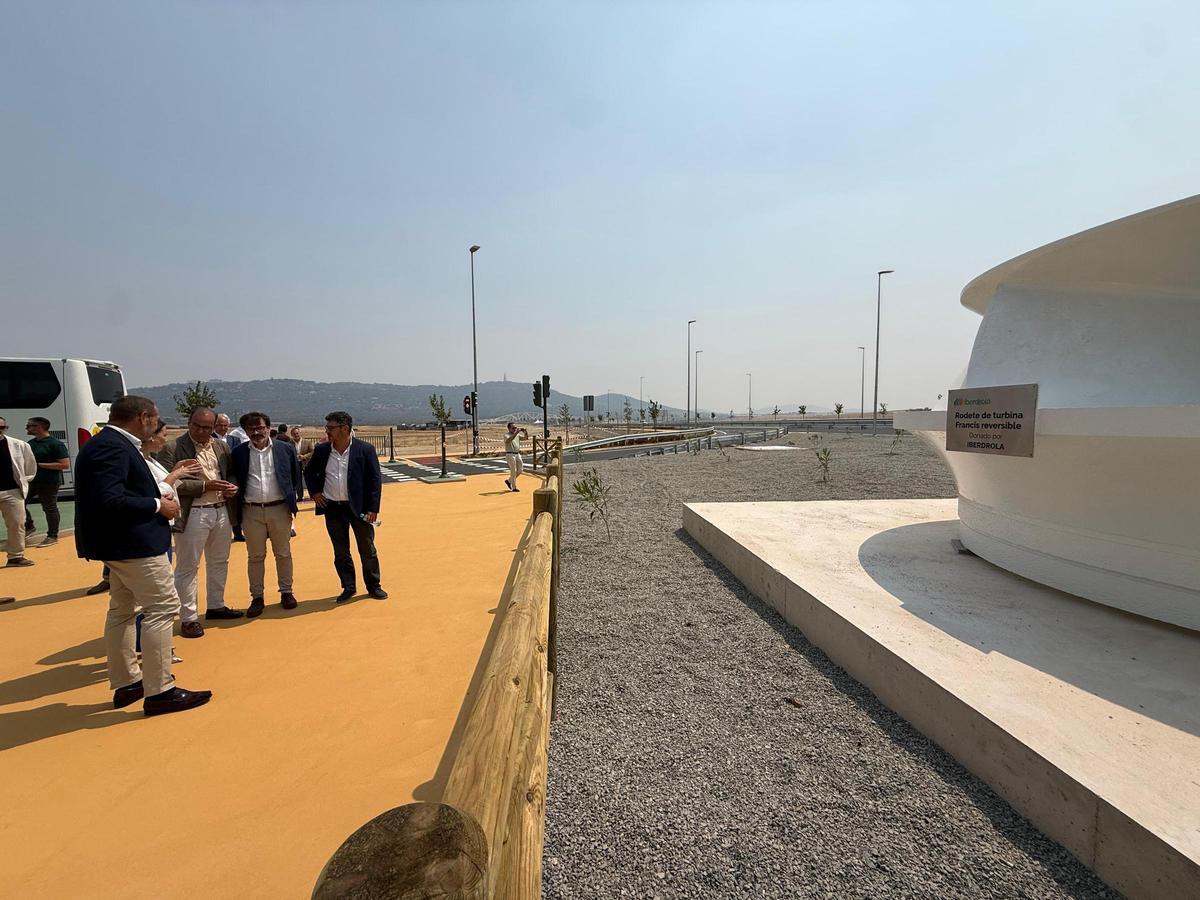 Autoridades observan la pieza hidroeléctrica instalada como muestra del patrimonio industrial extremeño.