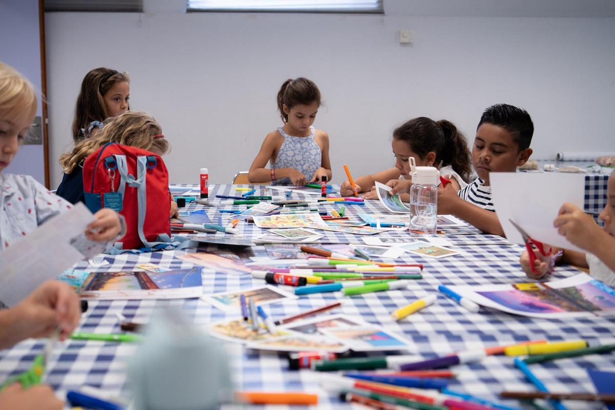 Los asistentes durante la elaboración de su creación.
