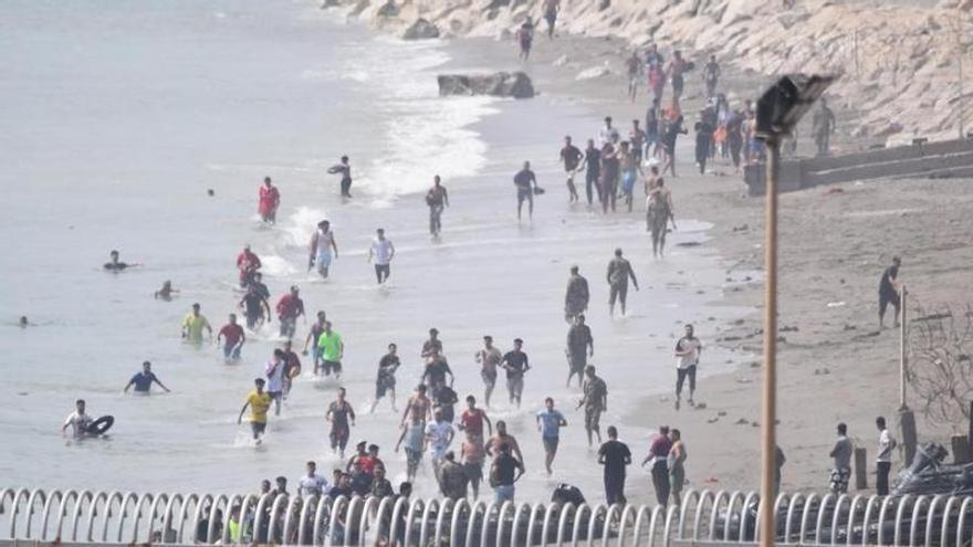 Hunderte Migranten schwimmen nach Ceuta: Spanien-Exklave ruft nach Militär-Einsatz