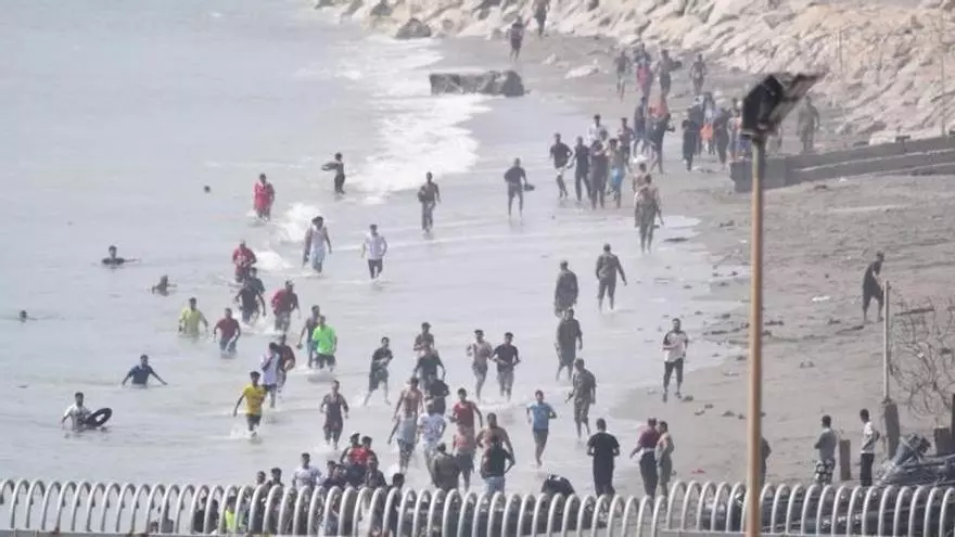 Eindrucksvolle Bilder: Hier schwimmen Hunderte Migranten in die spanische Exklave Ceuta
