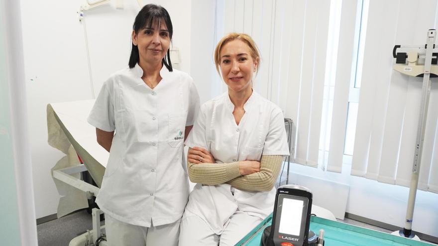 A la izquierda, Cristina Esquinas, gerente del Instituto de Cirugía Plástica y Medicina Estética Quirónsalud Zaragoza, junto a la doctora Cristina Selva, especialista en medicina estética.