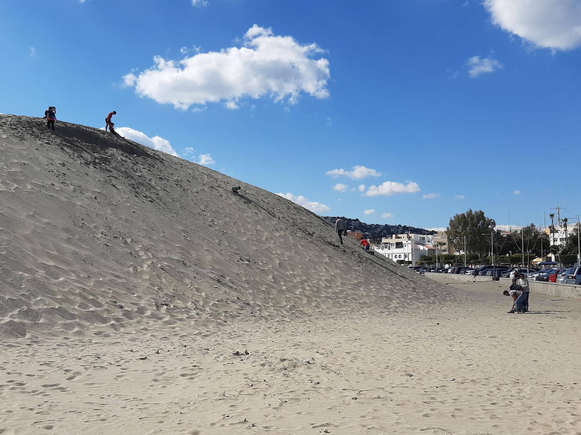 Una enorme duna de arena se convierte en la nueva atracción en una playa de Peñíscola