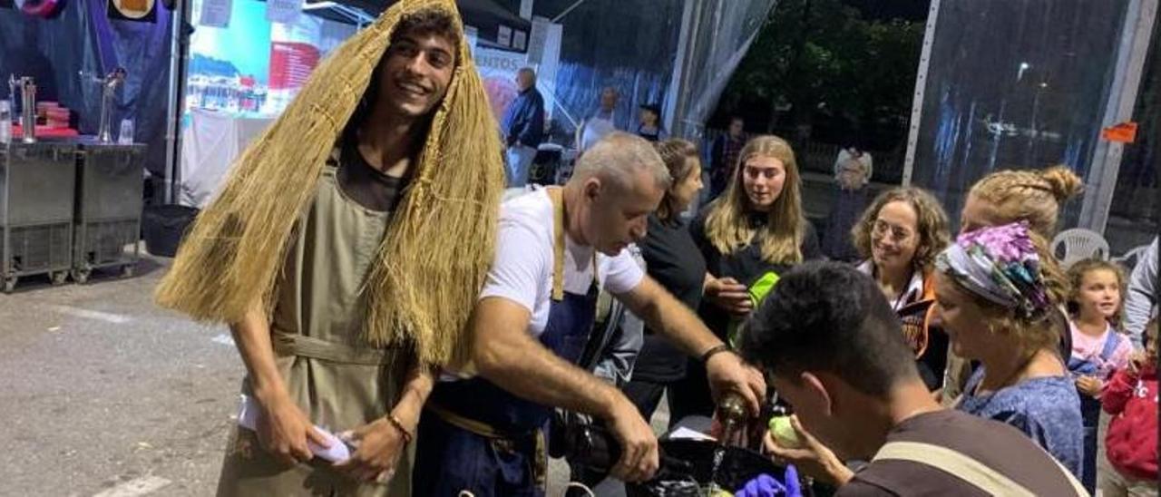 La elaboración de la queimada para la clausura de la Festa do Polbo de Bueu.