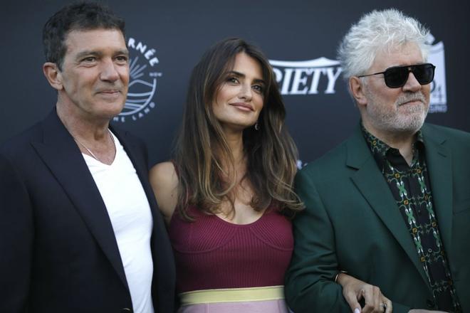 Penélope Cruz posa junto a Almodóvar y Antonio Banderas en el photocall de una fiesta celebrada en Cannes