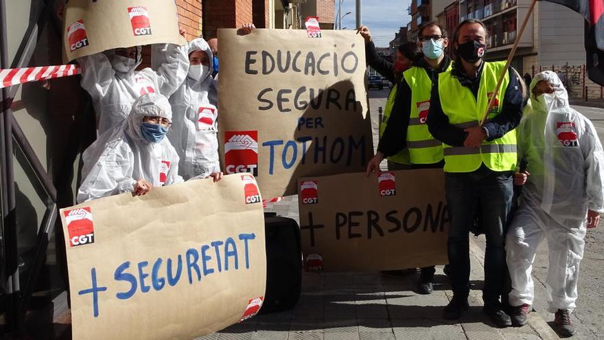 Concentració a davant dels Serveis Territorials d&#039;Educació