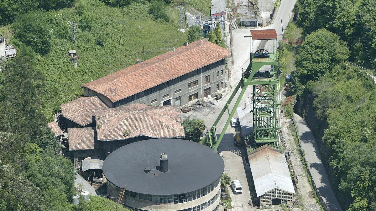 El pozo Samuño con el singular edificio de la casa de aseos