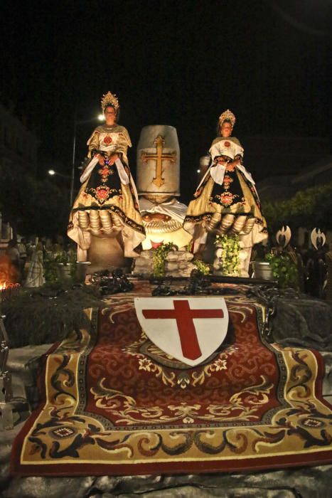 Las cuatro comparsas del bando de la cruz protagonizan un espectacular desfile por las calles del municipio