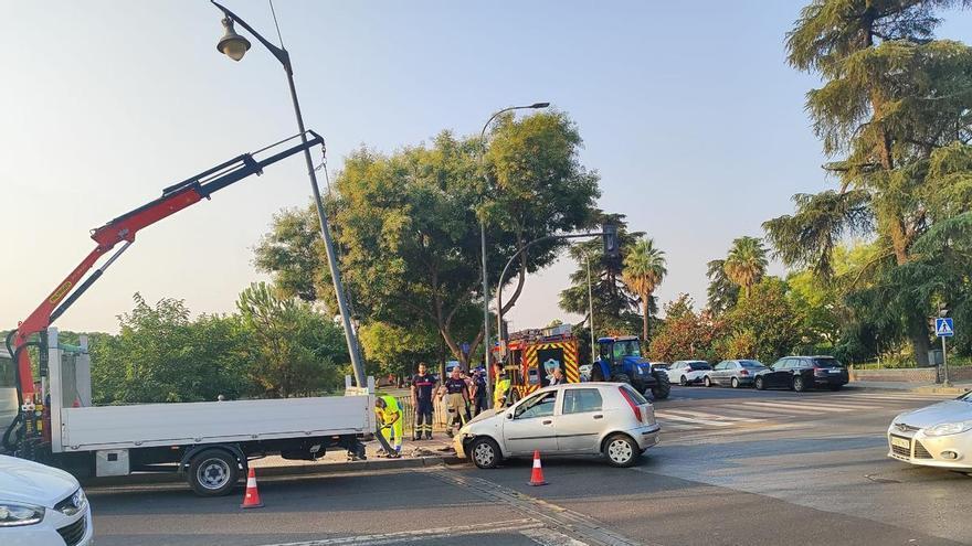 Una conductora novel choca contra una farola en San Roque, Badajoz