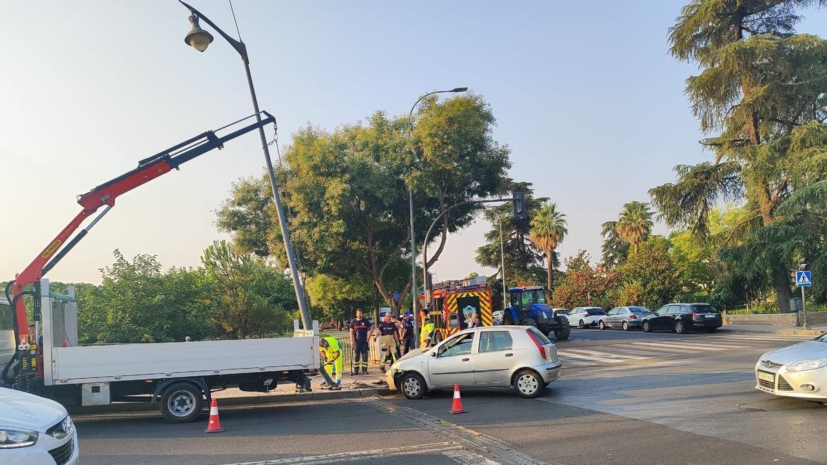 Vehículo accidentado en el cruce de la avendia Pardaleras con Ricardo Carapeto.