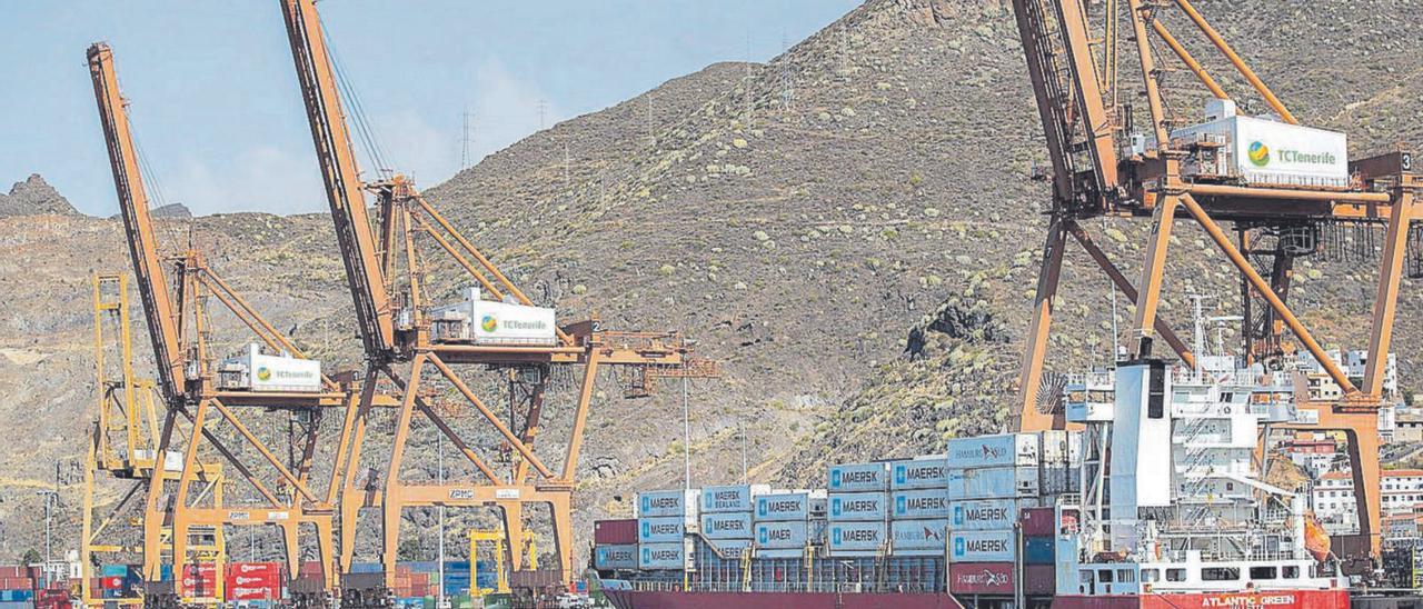 Movimiento de contenedores en las instalaciones del puerto de Santa Cruz de Tenerife.