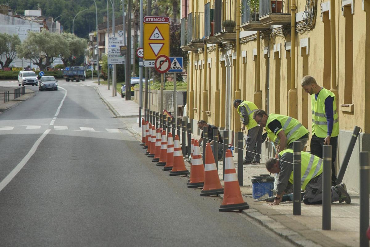 Les imatges de la reparació de les pilones que un vehicle s'ha endut a Anglès Les imatges de la reparació de les pilones que un vehicle s'ha endut a Anglès