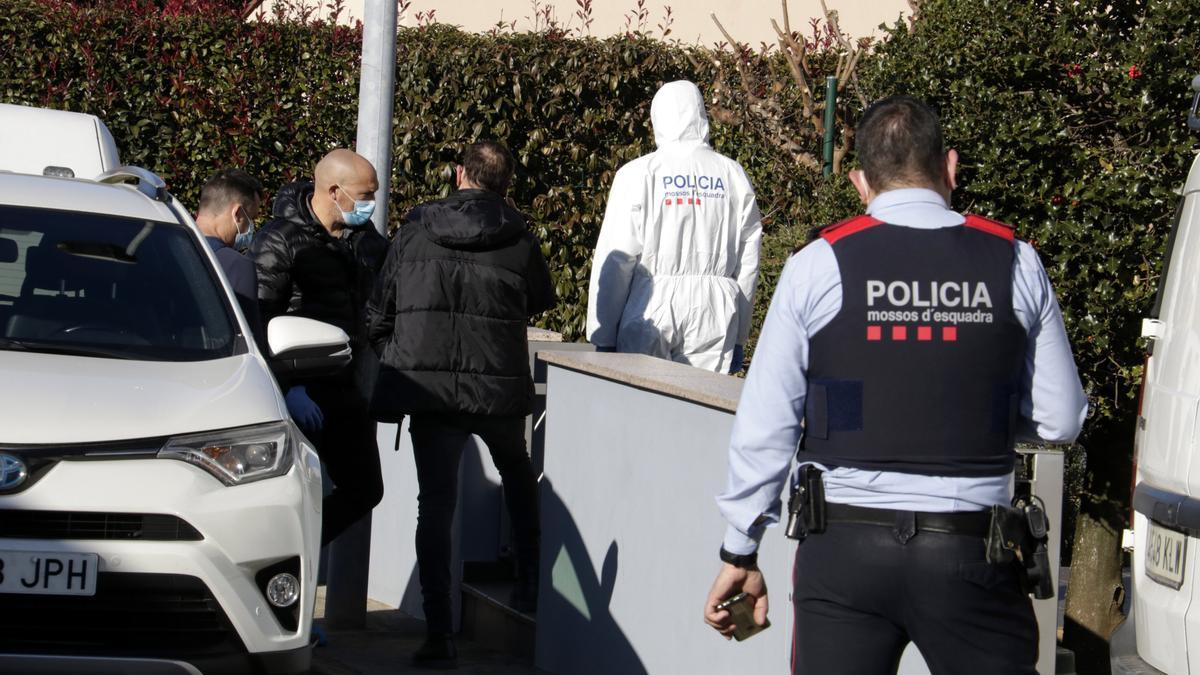 Investigadors dels Mossos i policia científica entrant a al casa de Sant Joan les Fonts