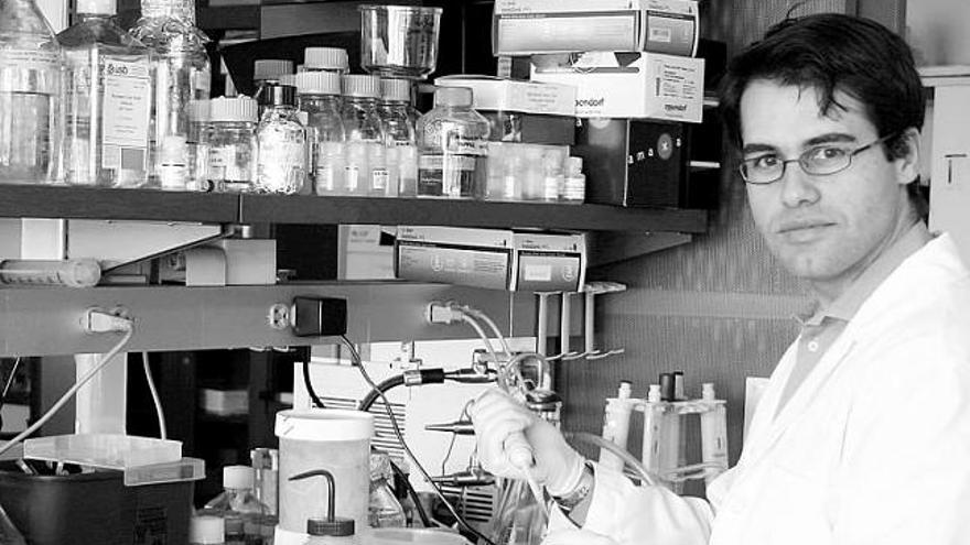 Adolfo Álvarez Ferrando, en su laboratorio de la Universidad de Columbia, en Nueva York.