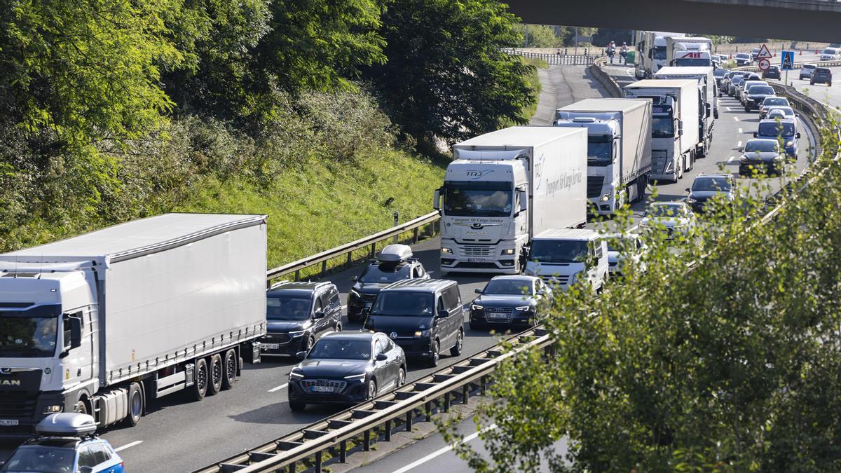 Multitud de coches en una autopista