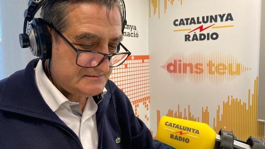 Requena, llegint la seva darrera crònica als estudis gironins de Catalunya Ràdio