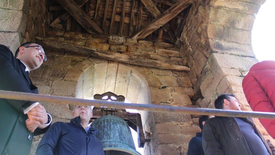 El diputado de Turismo junto a representantes del Obispado en la torre de la iglesia de Cobreros. | Araceli Saavedra