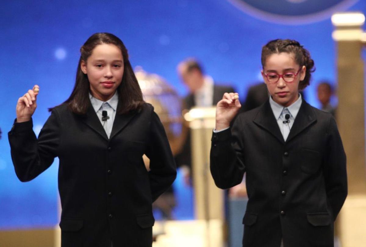 Las dos niñas de la residencia de San Ildefonso posan con las bolas correspondietes al Primer Premio de la Lotería de Navidad.