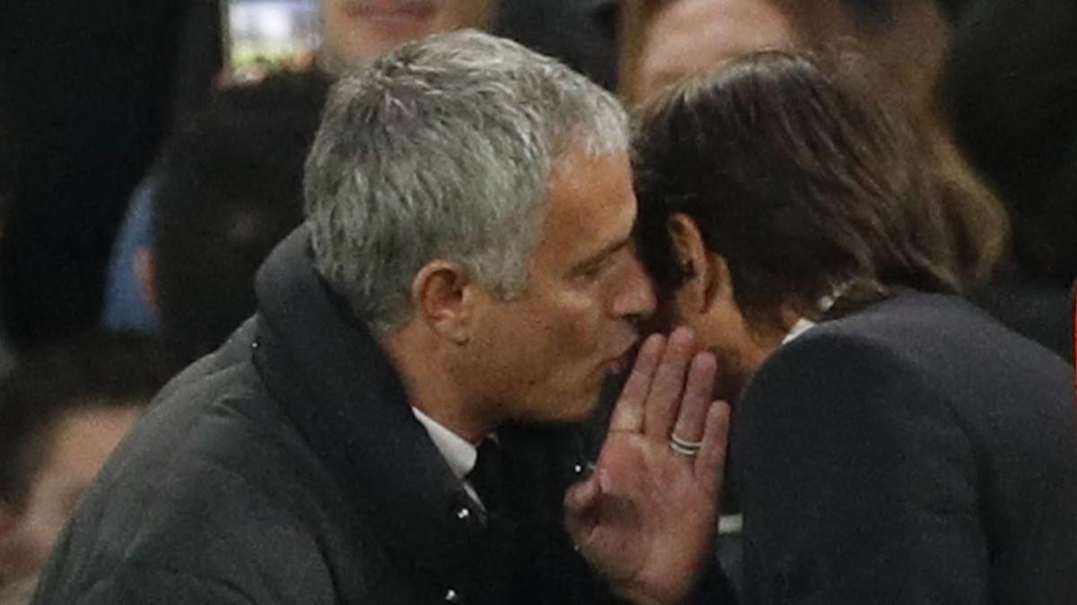 Mourinho se dirige a Conte en un gesto de recriminación al final del partido en el que el Chelsea humilló al United (4-0).