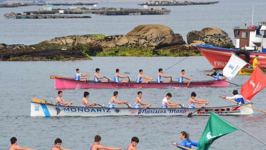 Una de las mangas de trainerillas disputada ayer en aguas de O Grove. // M.M.Domínguez