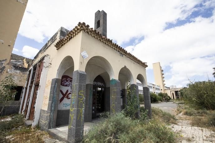 12.04.19.Las Palmas de Gran Canaria. Urbex / Reportaje con dos aficionados a la.exploración urbana de lugares abandonados.(urbex) en La Casa del Niño. Foto Quique Curbelo  | 12/04/2019 | Fotógrafo: Quique Curbelo