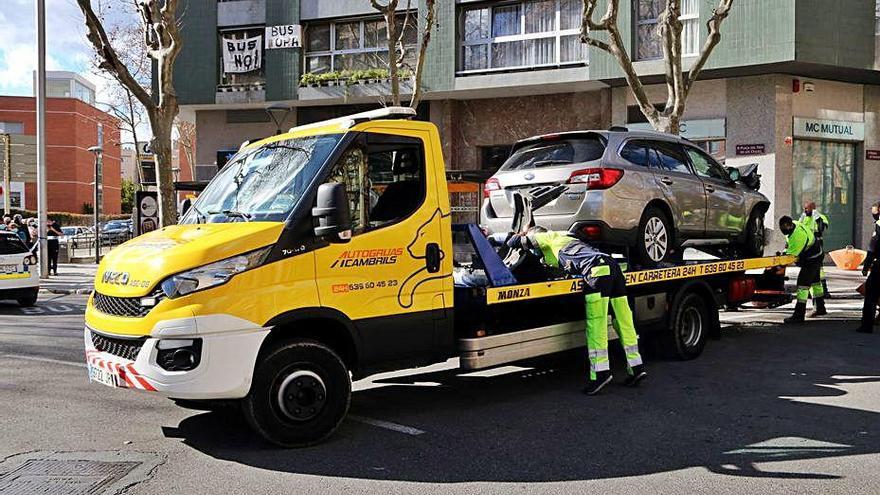 La grua retira el cotxe accidentat del centre de Reus.