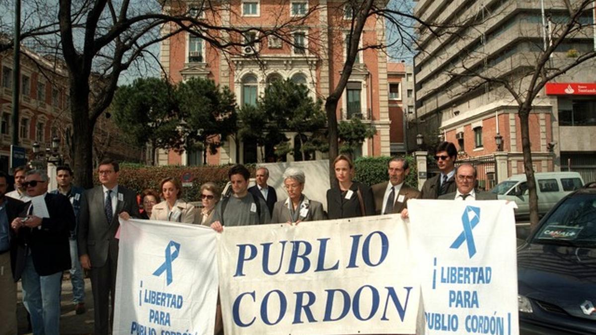 La esposa de Publio Cordón, junto a familiares y amigos, en una de las manifestaciones, pidiendo la liberación del empresario.