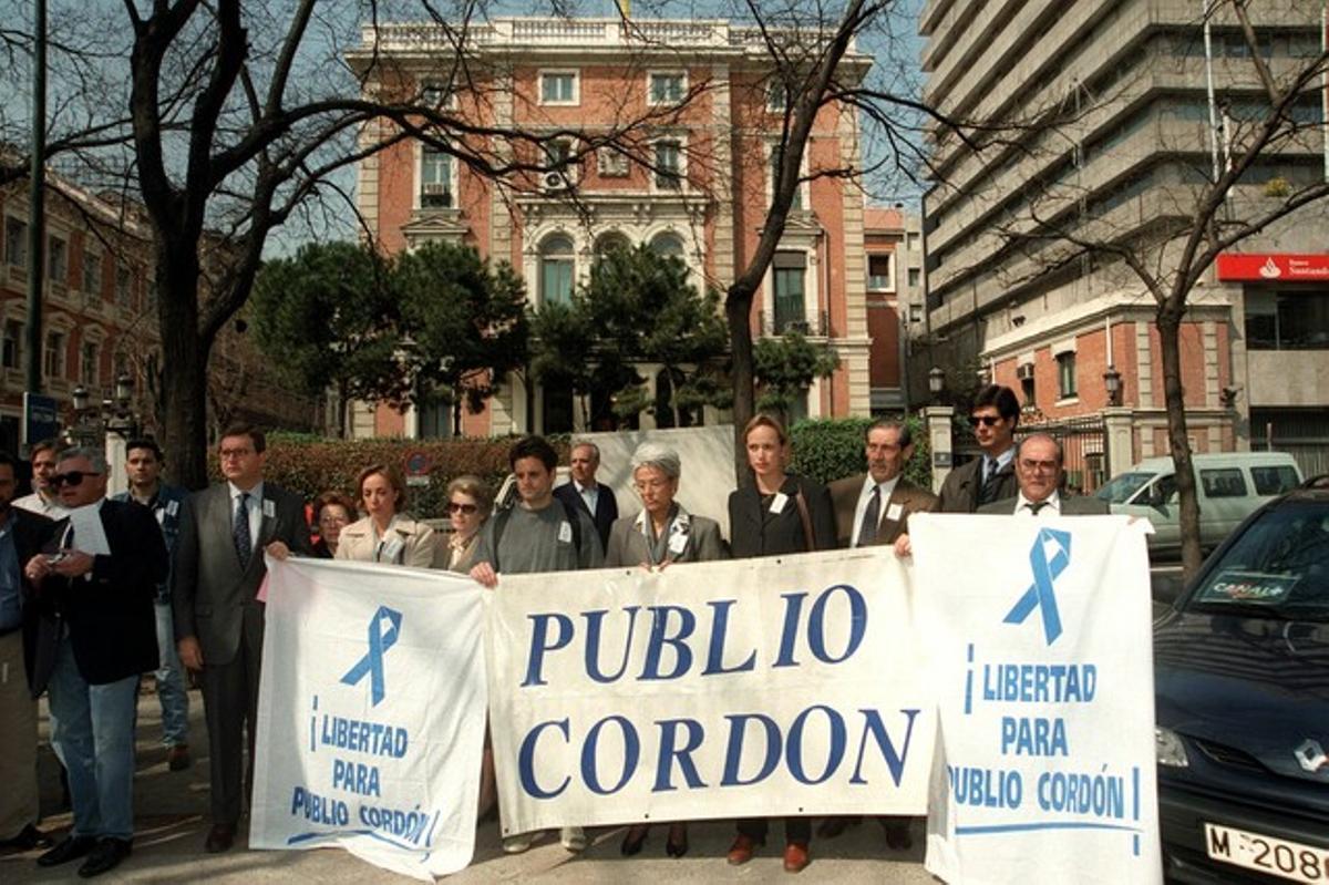 La dona de Publio Cordón, amb familiars i amics, en una de les manifestacions per demanar l’alliberament de l’empresari. La dona de Publio Cordón, amb familiars i amics, en una de les manifestacions per demanar l’alliberament de l’empresari.